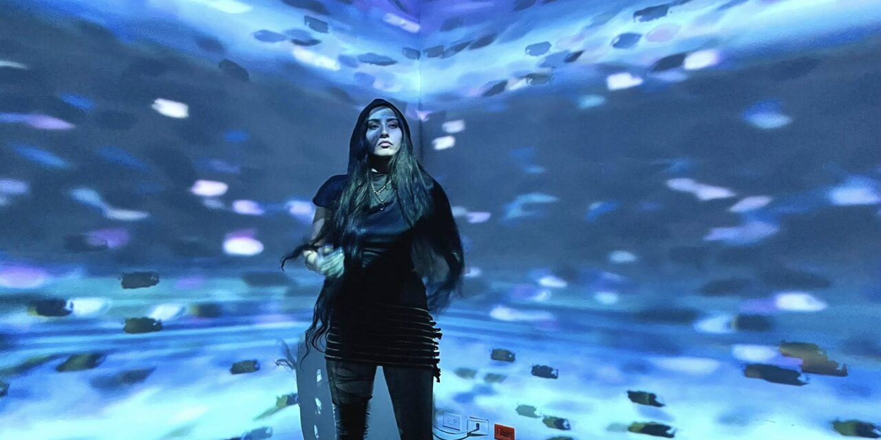 Juventud Juárez presenta show inmersivo que fusiona moda, arte visual y música electrónica