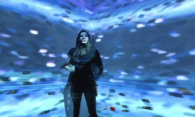 Juventud Juárez presenta show inmersivo que fusiona moda, arte visual y música electrónica