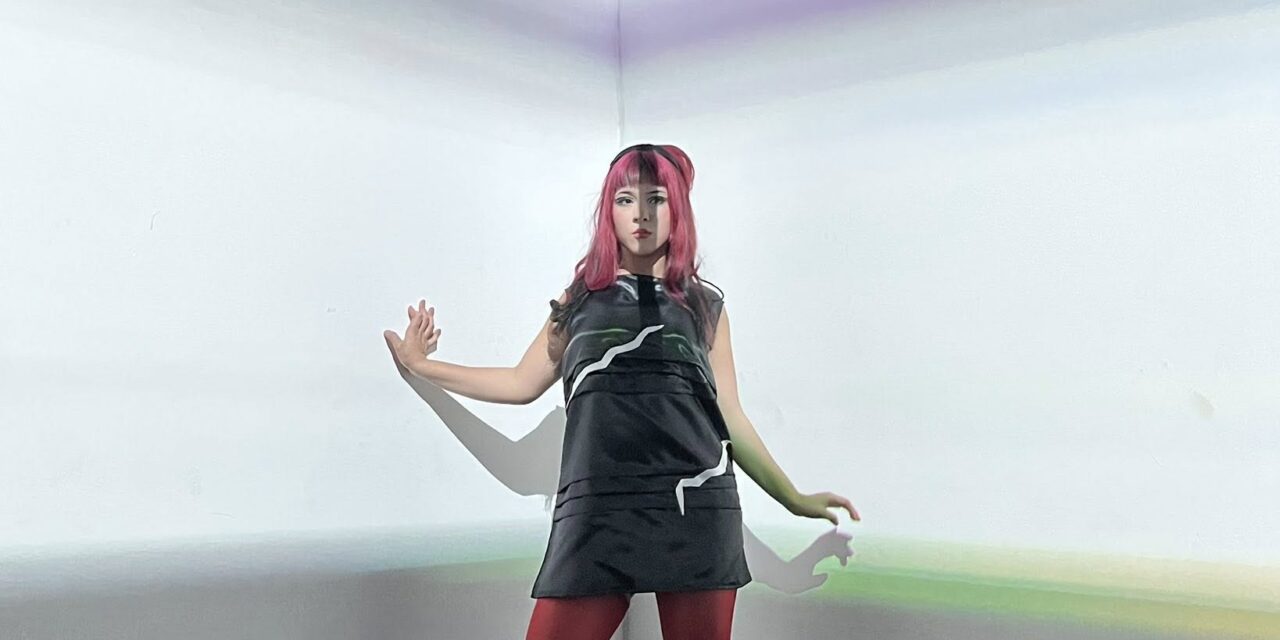 Juventud Juárez presenta show inmersivo que fusiona moda, arte visual y música electrónica