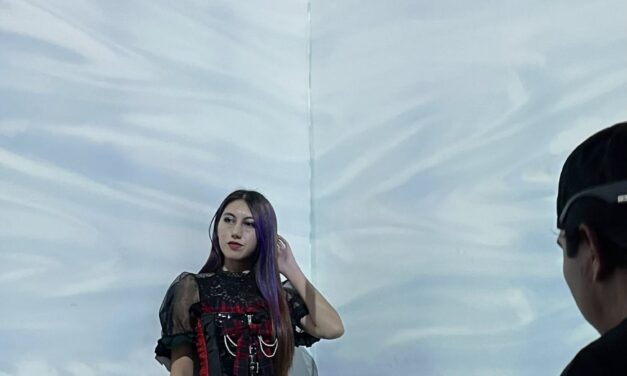 Juventud Juárez presenta show inmersivo que fusiona moda, arte visual y música electrónica