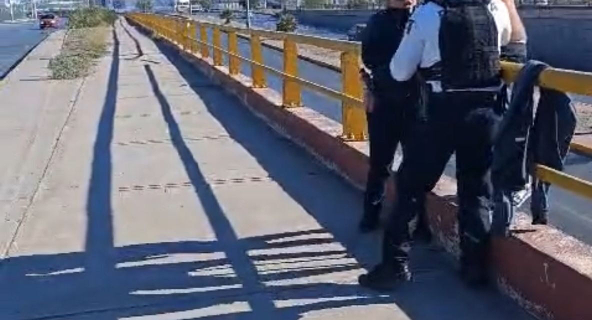 Rescatan policías viales a hombre que intentaba lanzarse de un puente
