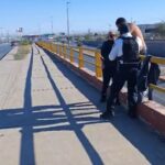 Rescatan policías viales a hombre que intentaba lanzarse de un puente