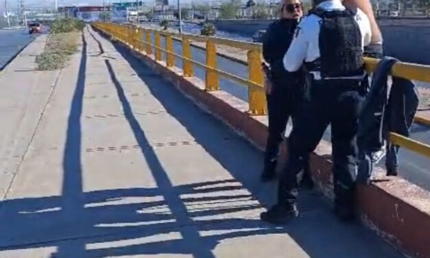 Rescatan policías viales a hombre que intentaba lanzarse de un puente