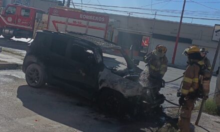 Controlan incendio vehicular en la colonia Partido Romero; no se registraron lesionados
