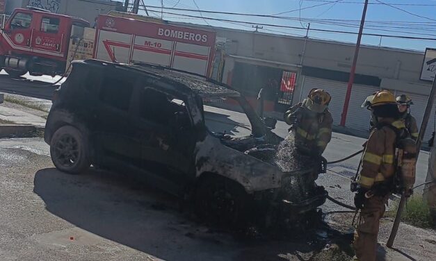 Controlan incendio vehicular en la colonia Partido Romero; no se registraron lesionados