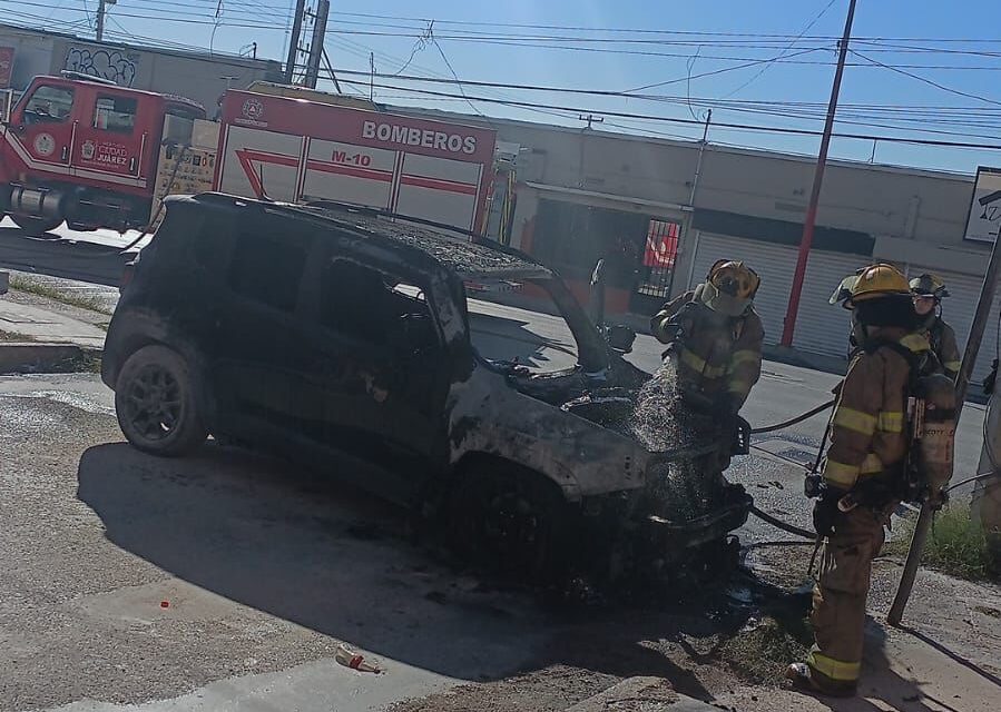 Controlan incendio vehicular en la colonia Partido Romero; no se registraron lesionados