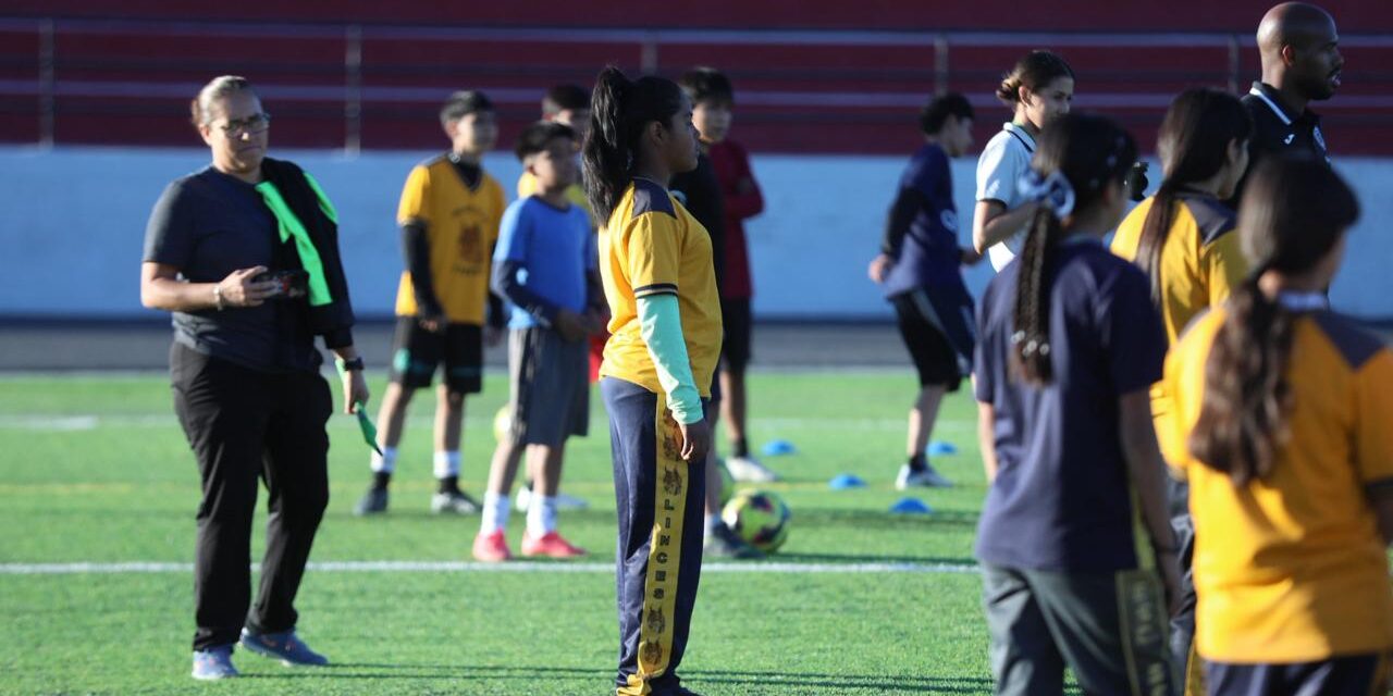 Los Bravos de Juárez imparten clínicas deportivas a estudiantes