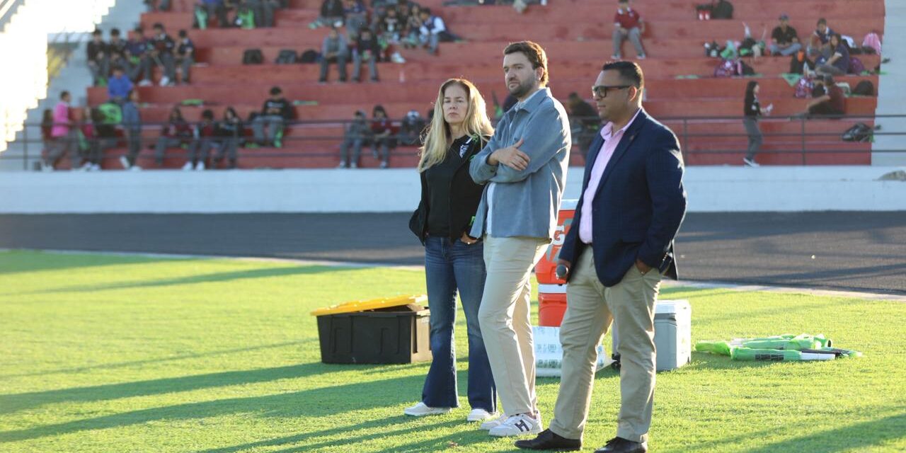 Los Bravos de Juárez imparten clínicas deportivas a estudiantes