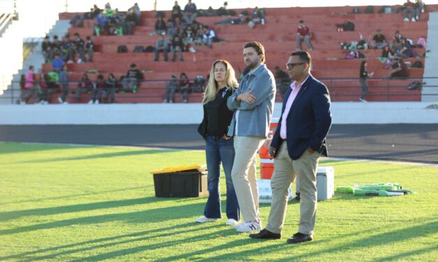 Los Bravos de Juárez imparten clínicas deportivas a estudiantes