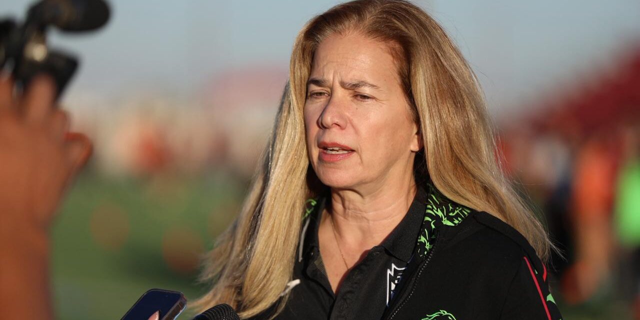 Los Bravos de Juárez imparten clínicas deportivas a estudiantes