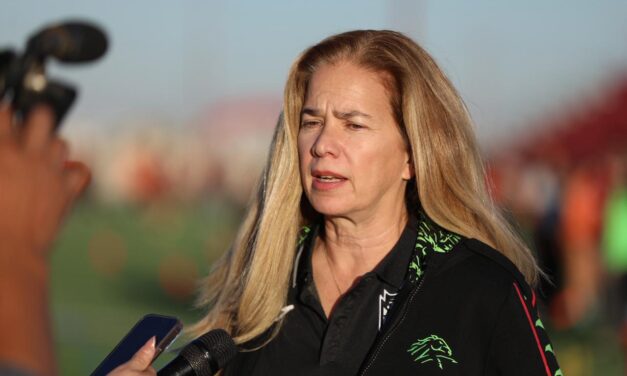 Los Bravos de Juárez imparten clínicas deportivas a estudiantes