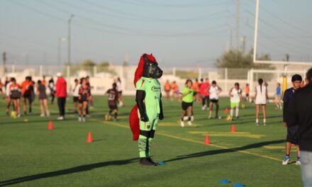 Los Bravos de Juárez imparten clínicas deportivas a estudiantes