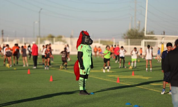 Los Bravos de Juárez imparten clínicas deportivas a estudiantes