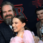 Fuertes rumores de que Millie Bobby Brown acusa a David Harbour, de acosarla y hostigarla en el set de la exitosa serie “Stranger Things”.