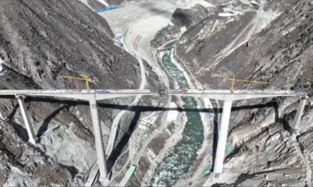 Se derrumba puente recién inaugurado en China