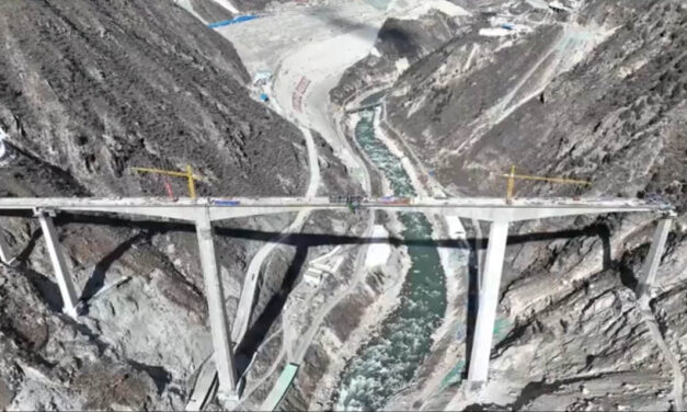 Se derrumba puente recién inaugurado en China