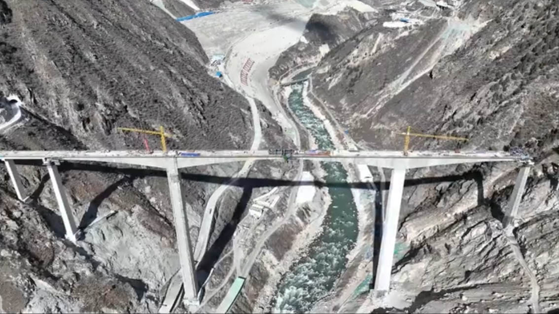 Se derrumba puente recién inaugurado en China