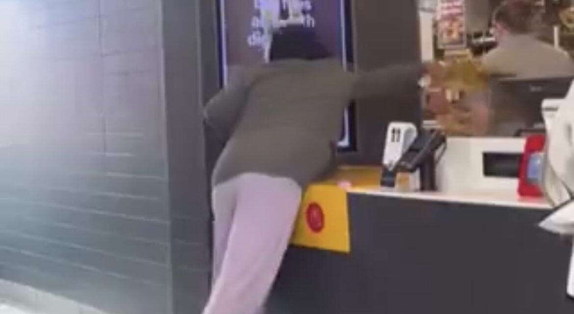 Mujer arroja café hirviendo al gerente de un McDonald’s