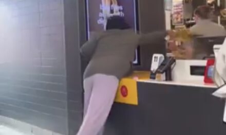 Mujer arroja café hirviendo al gerente de un McDonald’s