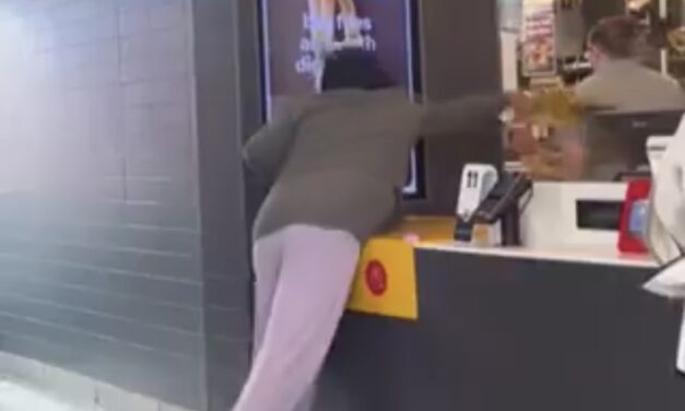 Mujer arroja café hirviendo al gerente de un McDonald’s