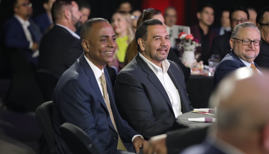 Alcalde Cruz Pérez Cuéllar acompaña al juez Ricardo Samaniego en su informe anual del Condado de El Paso