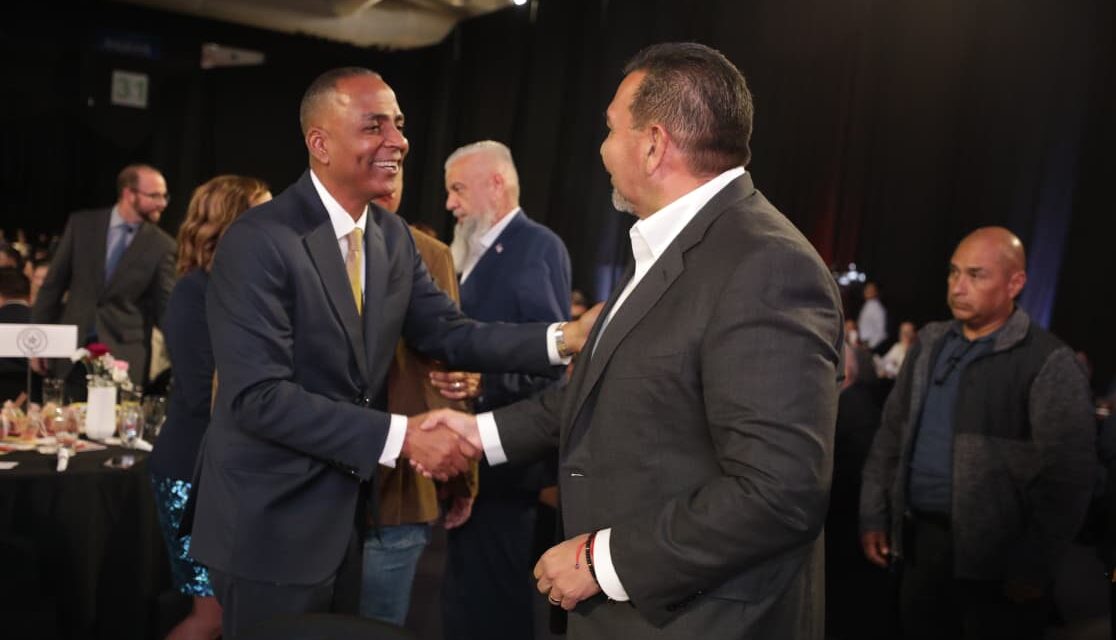 Alcalde Cruz Pérez Cuéllar acompaña al juez Ricardo Samaniego en su informe anual del Condado de El Paso