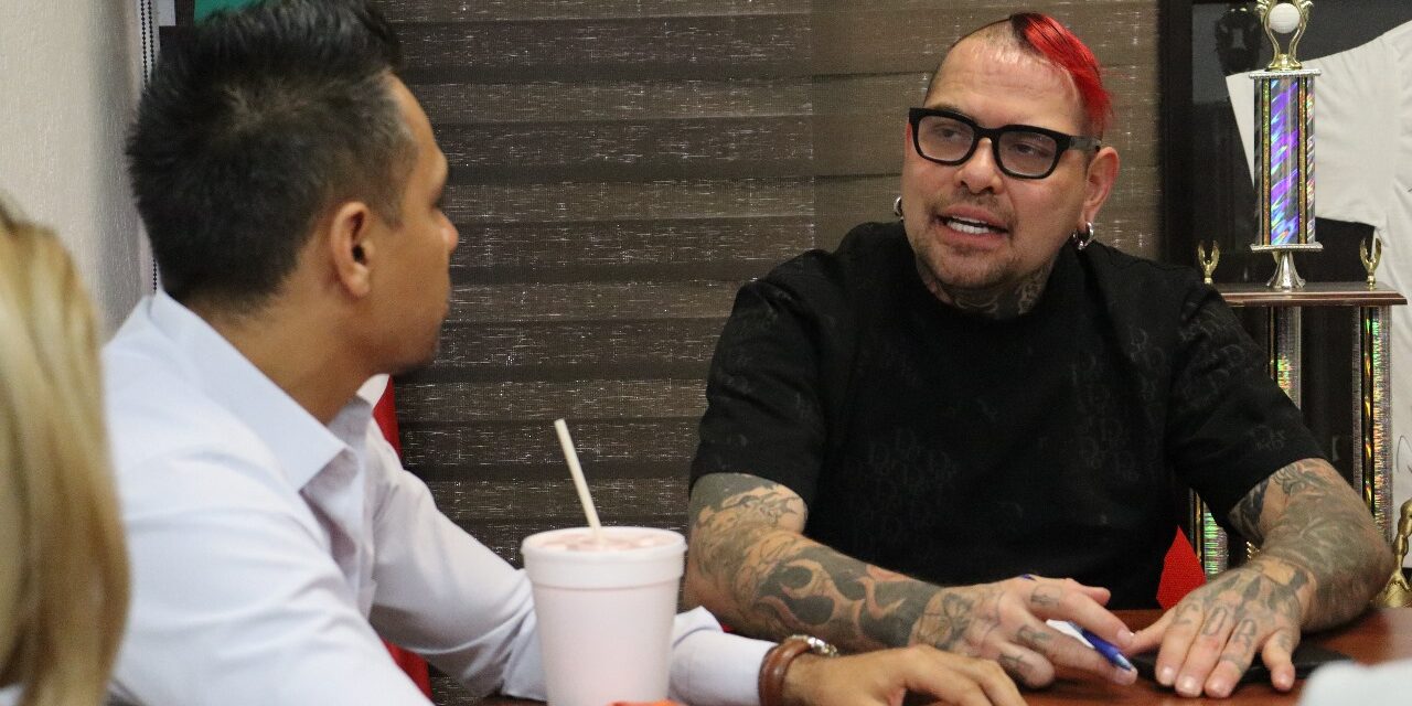 Entrega “Pagano” reconocimiento al director del IMDEJ