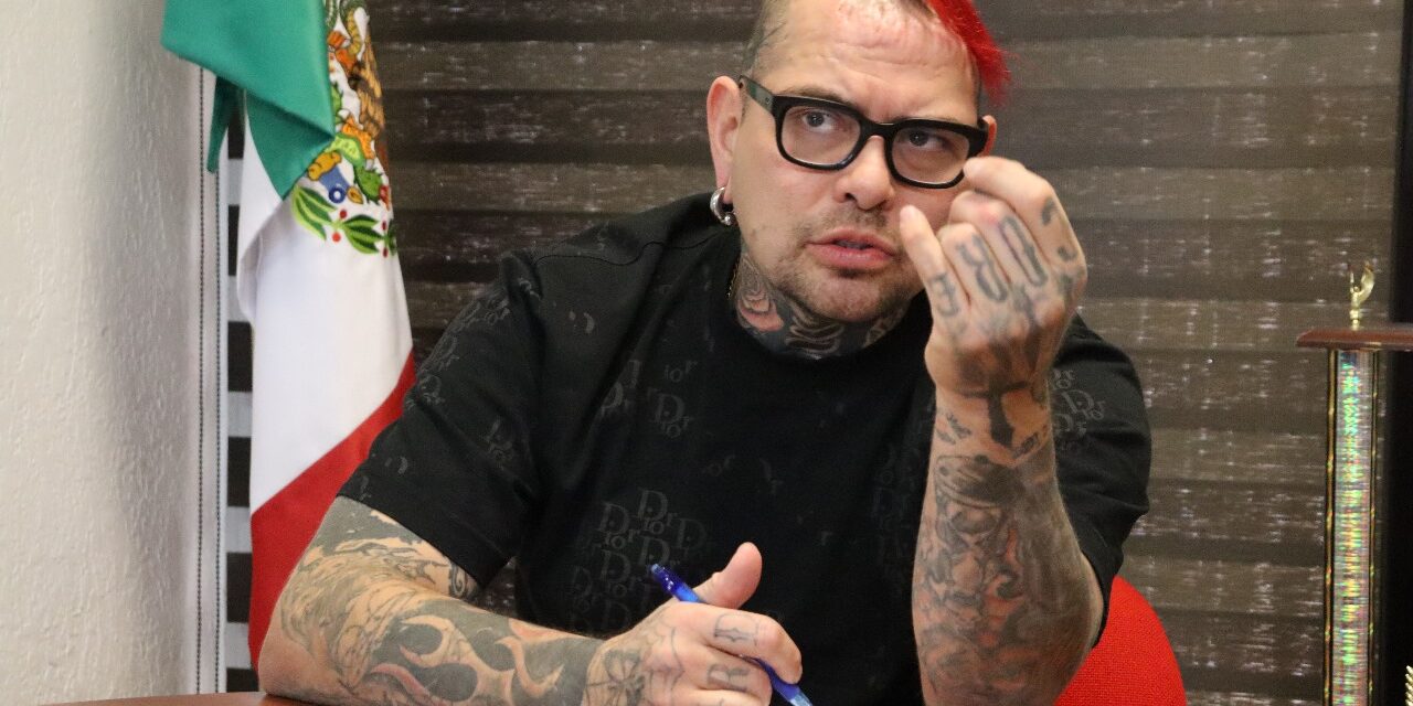 Entrega “Pagano” reconocimiento al director del IMDEJ