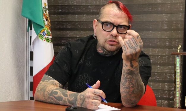 Entrega “Pagano” reconocimiento al director del IMDEJ