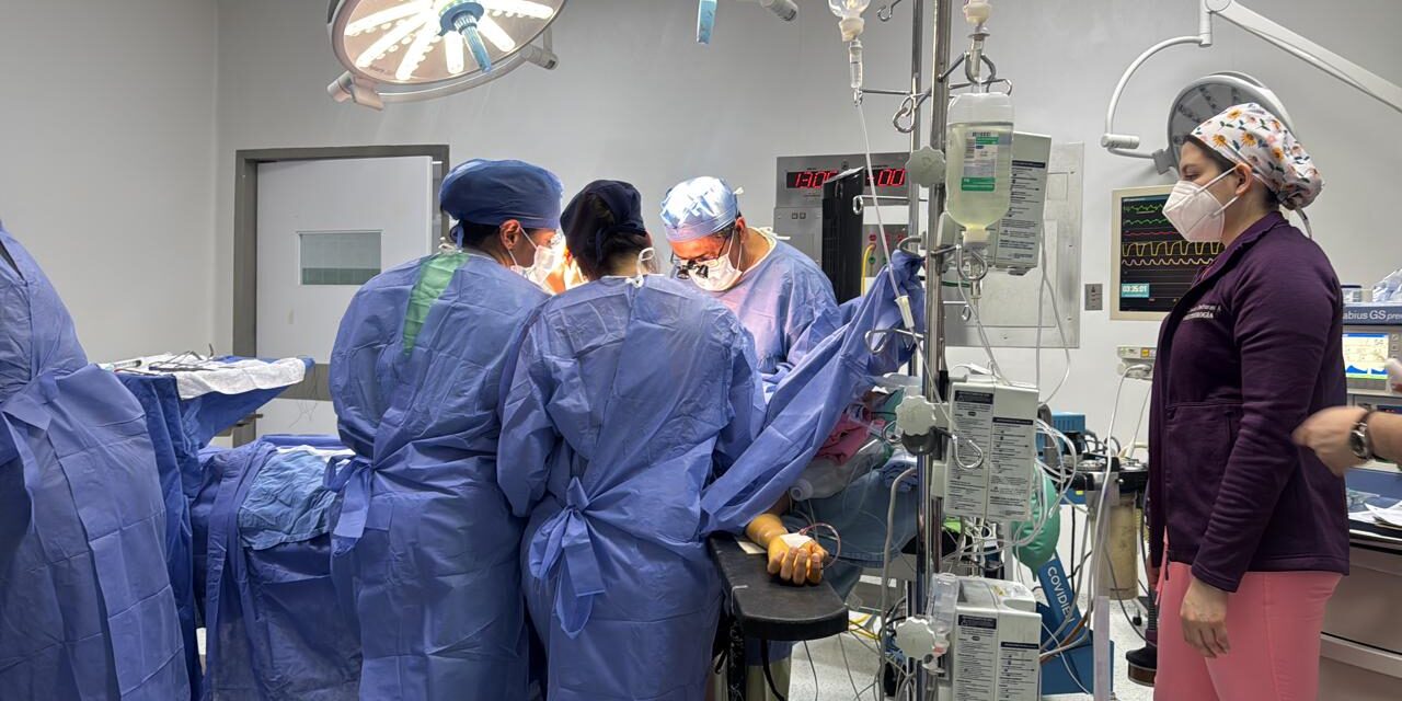 Madre rarámuri dona vida a su hija: Realizan con éxito trasplante renal en el Hospital Central