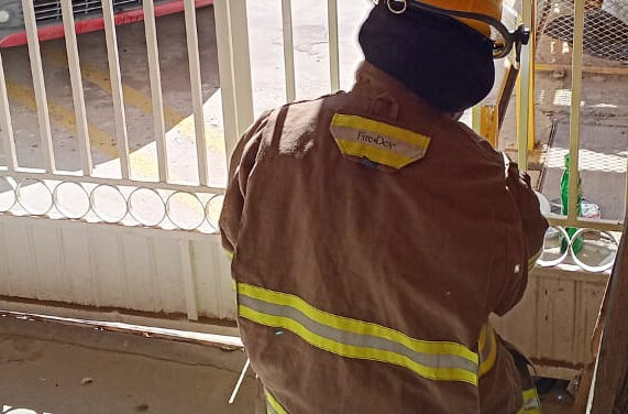 Rescata Protección Civil a perrito atrapado en un barandal en la colonia Córdoba Américas