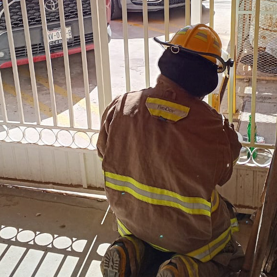 Rescata Protección Civil a perrito atrapado en un barandal en la colonia Córdoba Américas