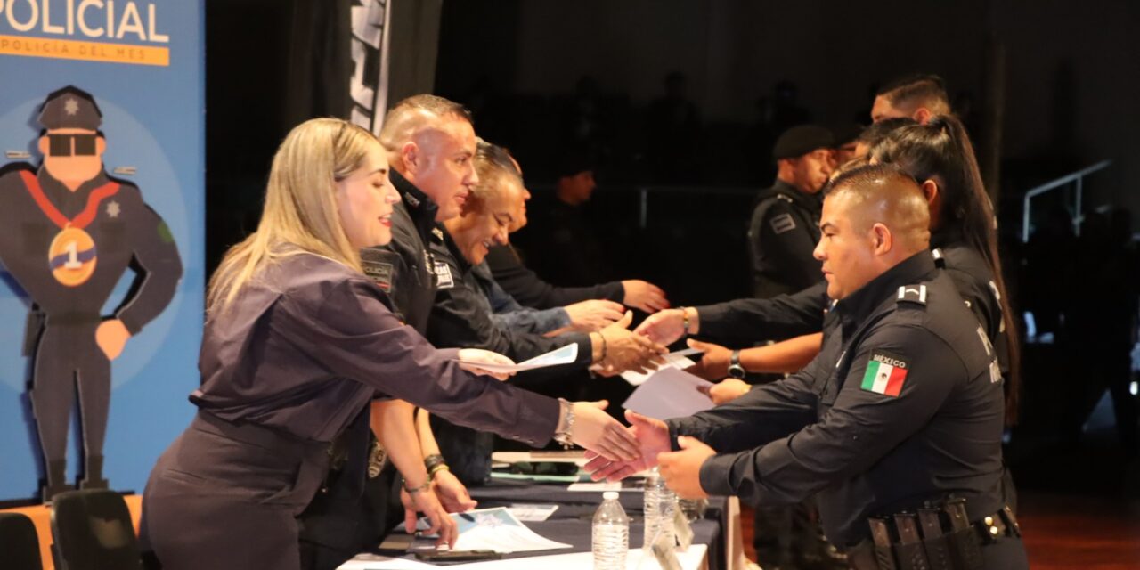 Reconocen a 60 “Policías del Mes” uno por cumplir 25 años de servicio