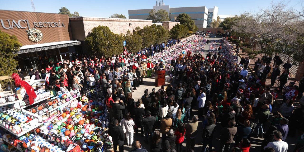 UACJ dona más de 19 mil juguetes a Santa Bombero