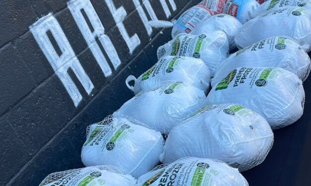 Pagano reparte apoyos y pavos a luchadores juarenses para que nadie se quede sin celebrar en Navidad