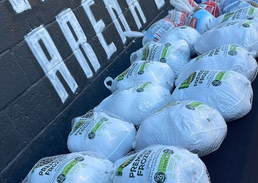 Pagano reparte apoyos y pavos a luchadores juarenses para que nadie se quede sin celebrar en Navidad