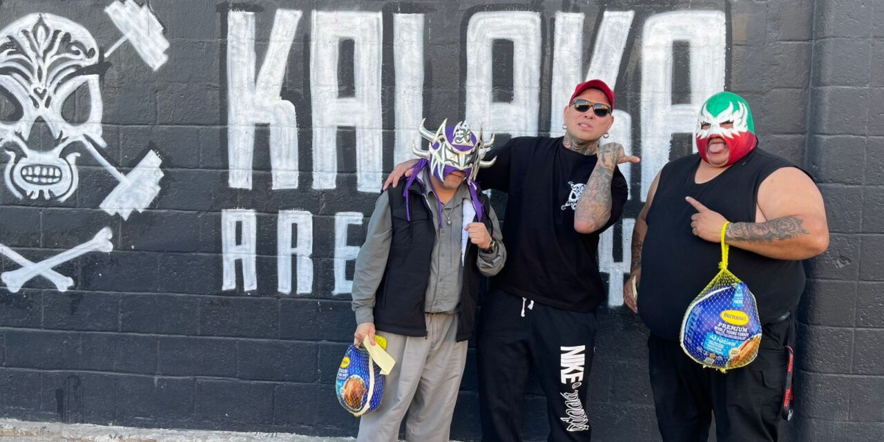 Pagano reparte apoyos y pavos a luchadores juarenses para que nadie se quede sin celebrar en Navidad