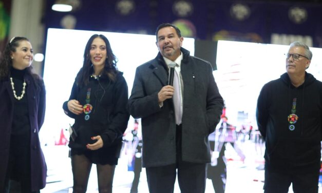 Visita alcalde a voluntarios y organizadores del Cuarto Gran Desfile Internacional Conmemorativo de Ciudad Juárez