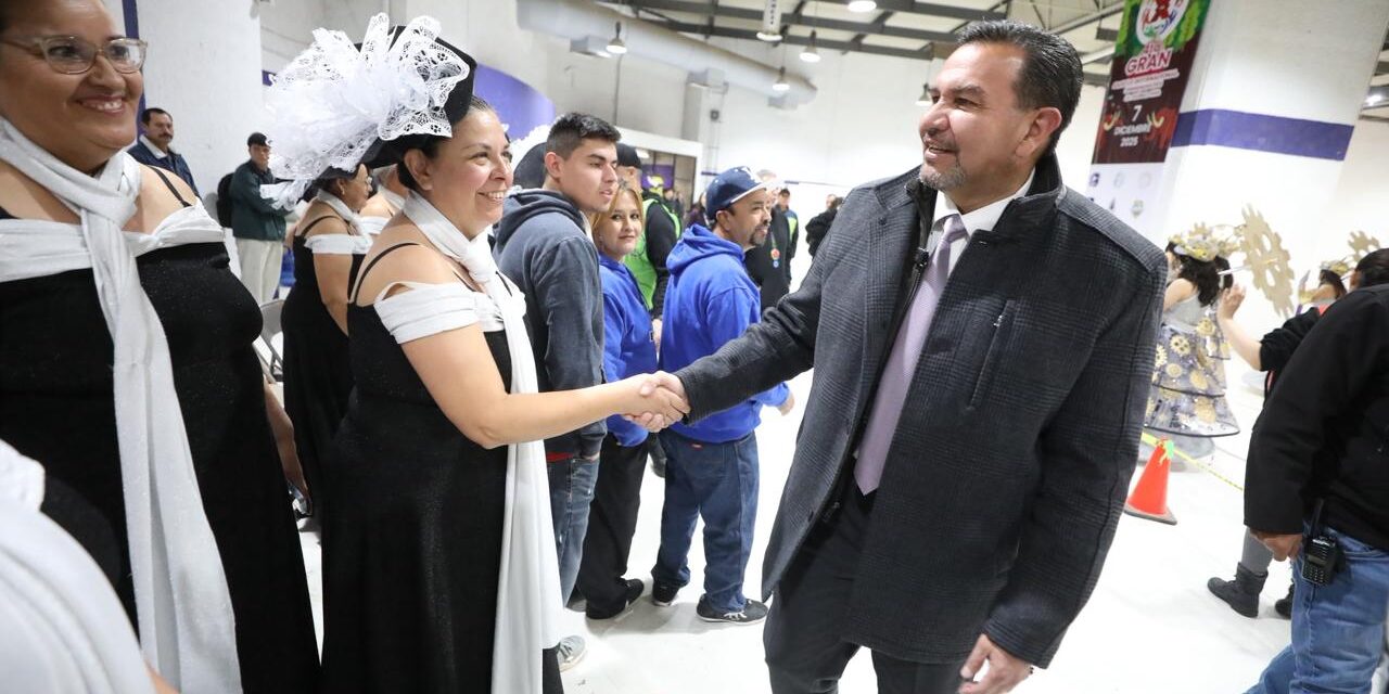 Visita alcalde a voluntarios y organizadores del Cuarto Gran Desfile Internacional Conmemorativo de Ciudad Juárez