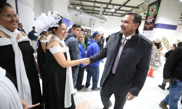 Visita alcalde a voluntarios y organizadores del Cuarto Gran Desfile Internacional Conmemorativo de Ciudad Juárez