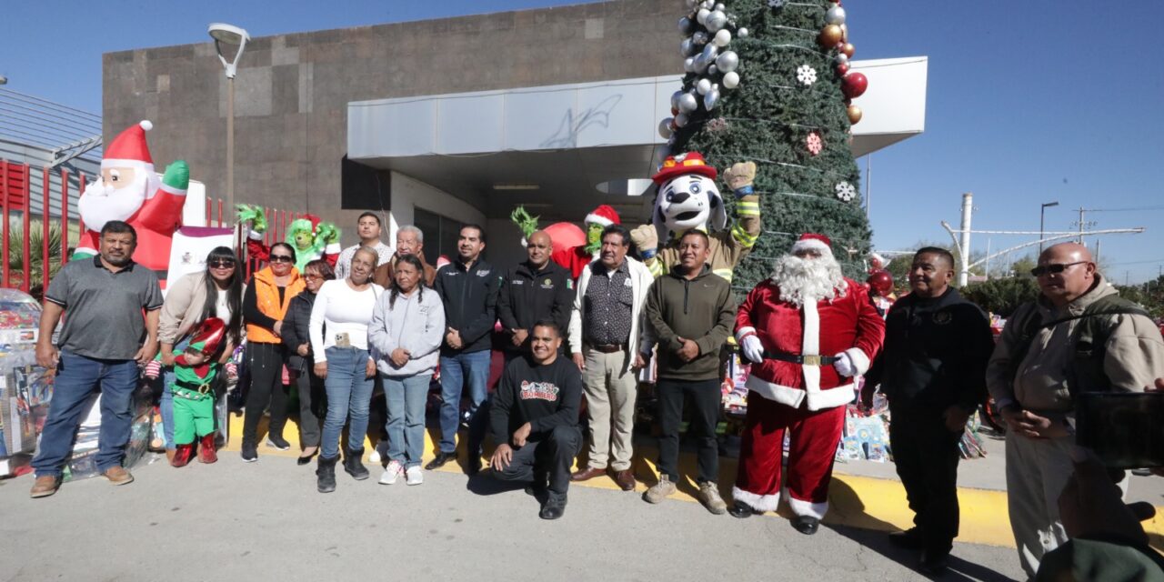 Donan mercados de Juárez 19 mil 500 juguetes a Santa Bombero