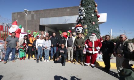 Donan mercados de Juárez 19 mil 500 juguetes a Santa Bombero