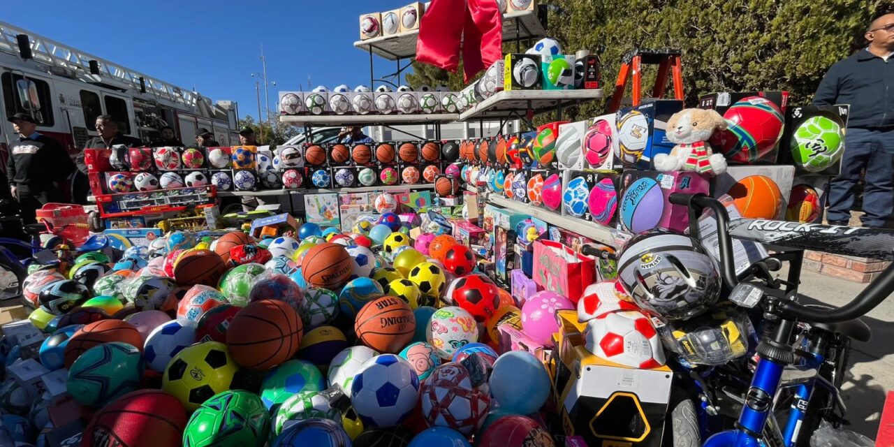 UACJ dona más de 19 mil juguetes a Santa Bombero