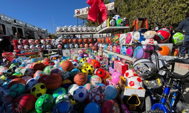 UACJ dona más de 19 mil juguetes a Santa Bombero