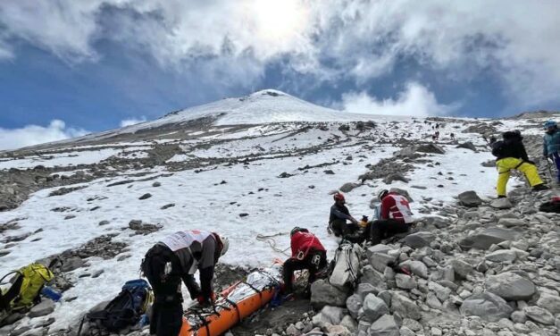 ¡Final feliz en el Pico de Orizaba! Rescatan con vida a 12 alpinistas extraviados en el Citlaltépetl