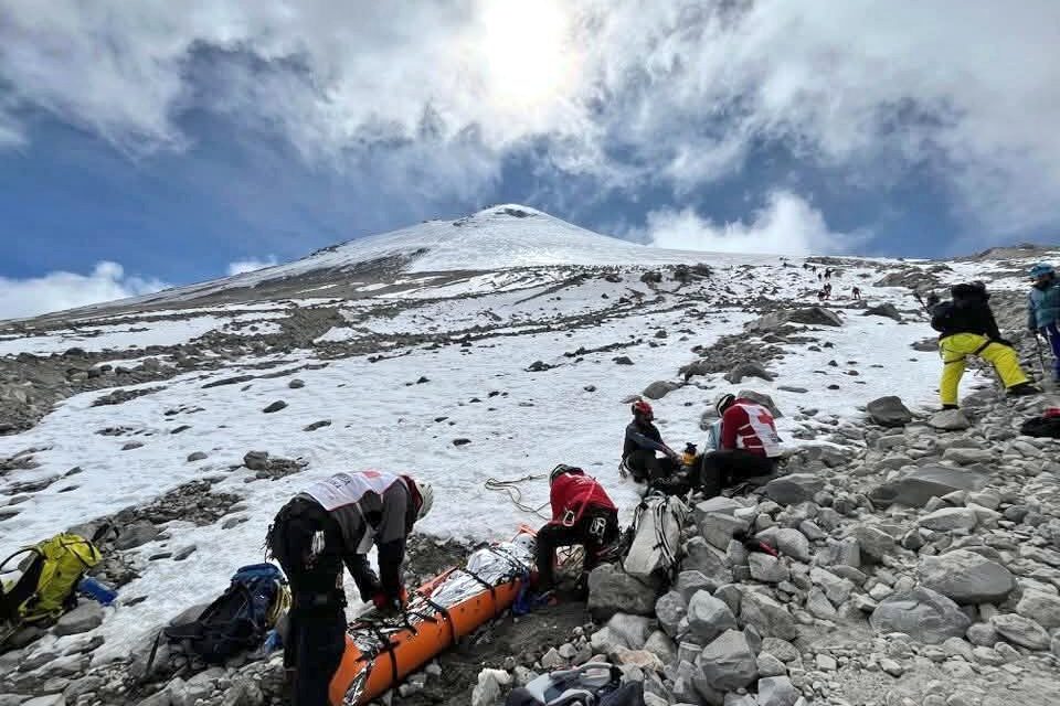 ¡Final feliz en el Pico de Orizaba! Rescatan con vida a 12 alpinistas extraviados en el Citlaltépetl