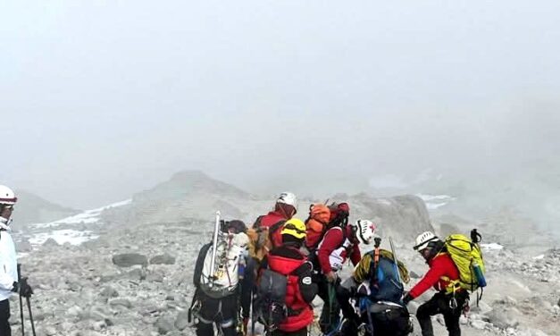 ¡Final feliz en el Pico de Orizaba! Rescatan con vida a 12 alpinistas extraviados en el Citlaltépetl