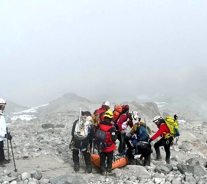 ¡Final feliz en el Pico de Orizaba! Rescatan con vida a 12 alpinistas extraviados en el Citlaltépetl