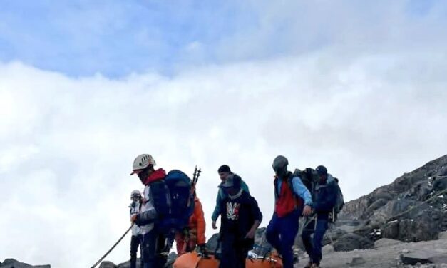 ¡Final feliz en el Pico de Orizaba! Rescatan con vida a 12 alpinistas extraviados en el Citlaltépetl