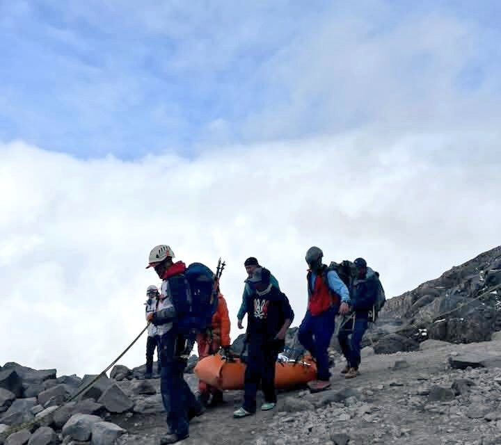 ¡Final feliz en el Pico de Orizaba! Rescatan con vida a 12 alpinistas extraviados en el Citlaltépetl